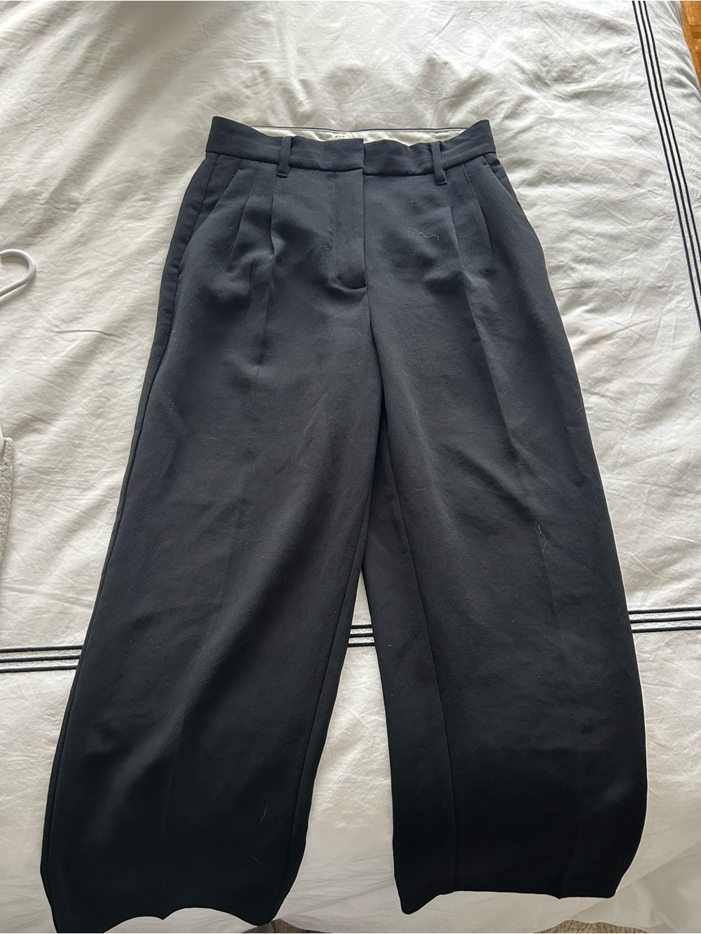 Aritzia The Effortless Pant - Black Crepette - Size 6 Short Length
